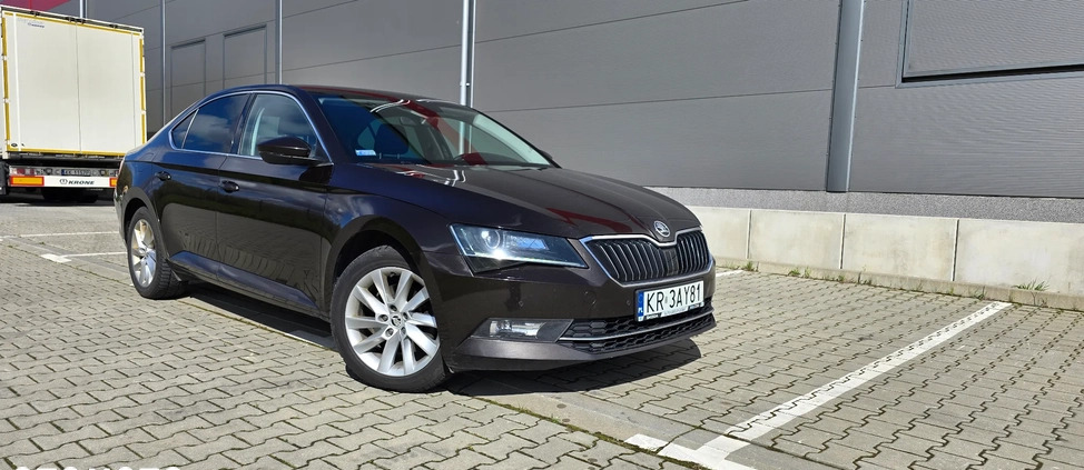 Skoda Superb cena 63000 przebieg: 325000, rok produkcji 2017 z Kraków małe 172